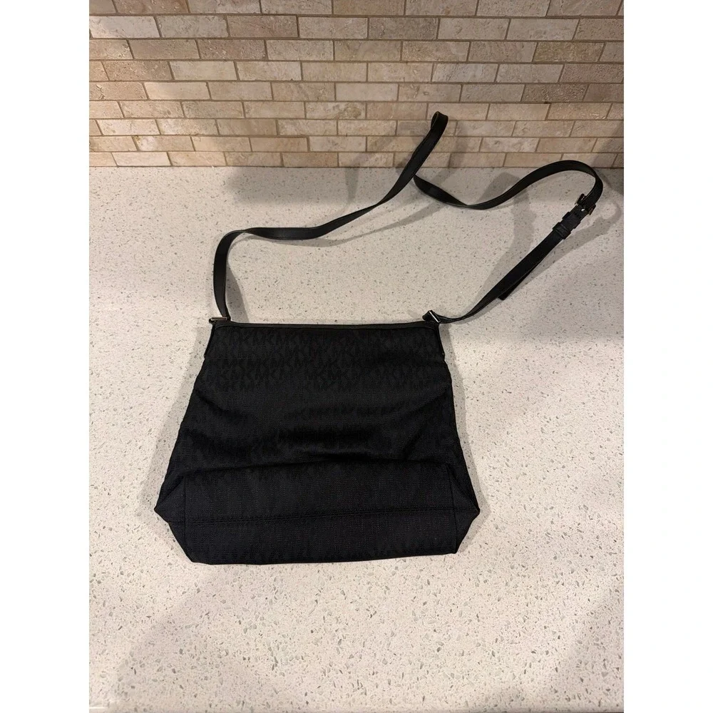 Michael‎ Kors Kempton Medium Messenger Bag